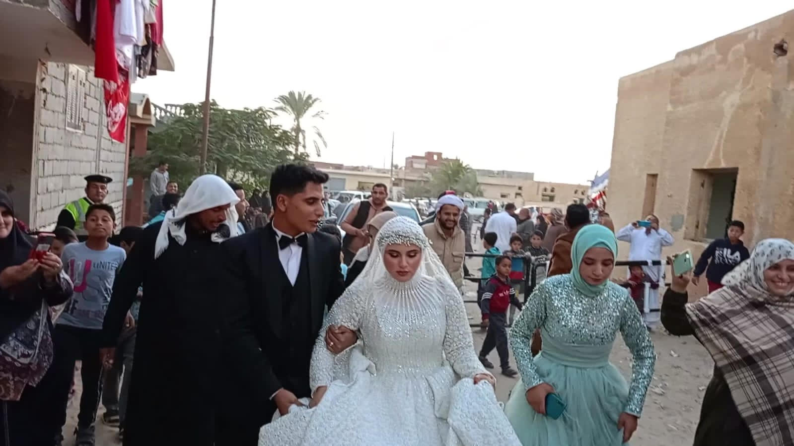 عروسان يدليان بصوتهم في لجنة مدرسة الخربة بشمال سيناء (2)