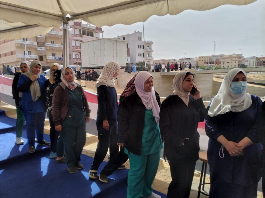 العاملون بمستشفى جامعة حلوان يشاركون فى الانتخابات الرئاسية 2024 (2)