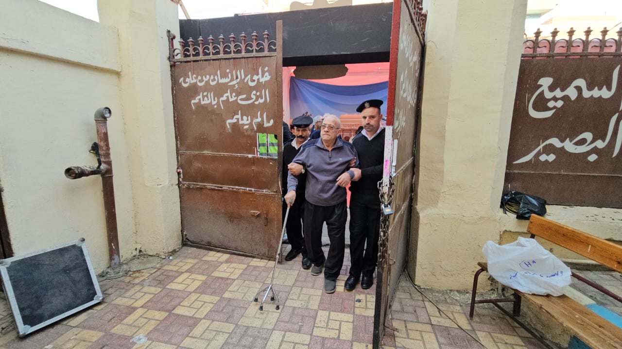 مساعدة أفراد الشرطة لكبار السن
