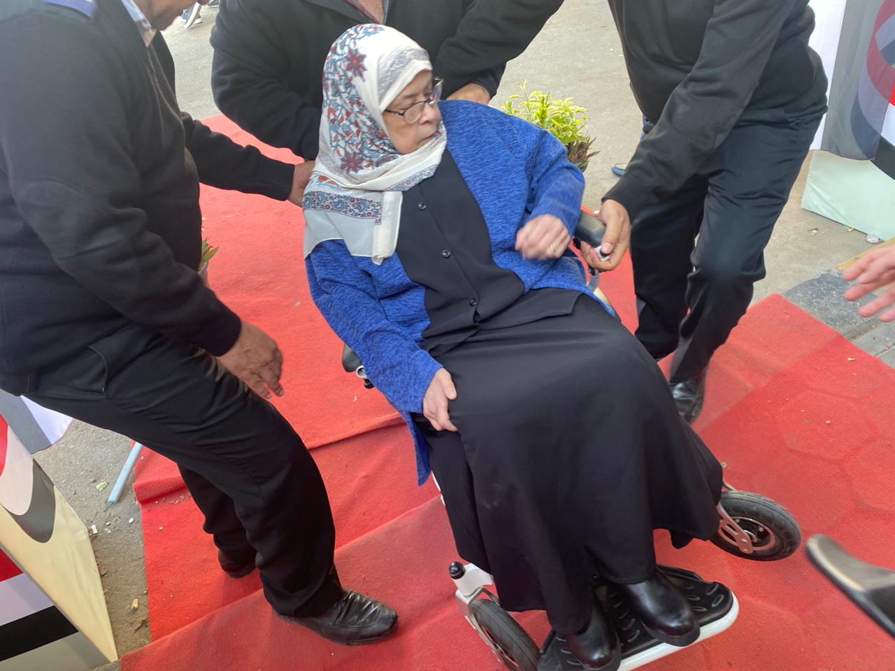 الأمن يساعد مسنة للادلاء بصوتها الأمن يساعد مسنة للادلاء بصوتها