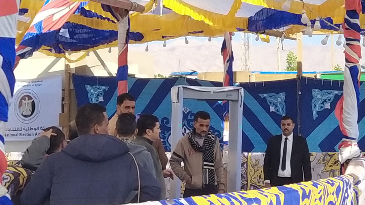 إقبال الناخبين على اللجان فى دهب (1)