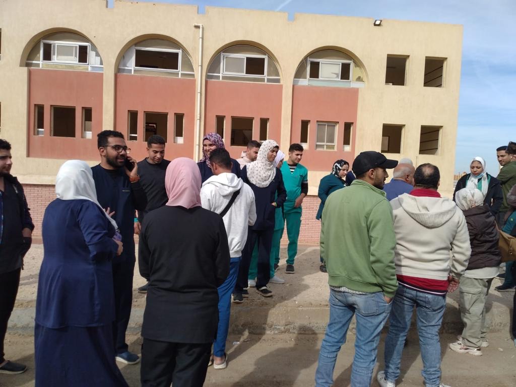 العاملون بمستشفى جامعة حلوان يشاركون فى الانتخابات الرئاسية 2024 (4)