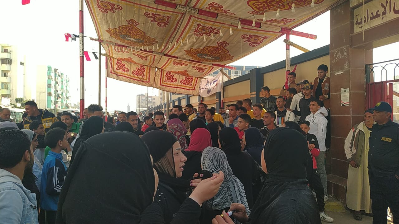 حشود من موظفي التأمين الصحى الشامل تتوجه للمقار الانتخابية ببورسعيد (2)