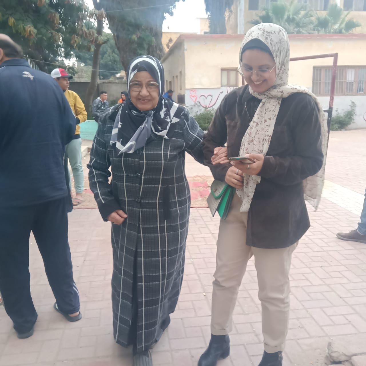 سيدة وابنتها