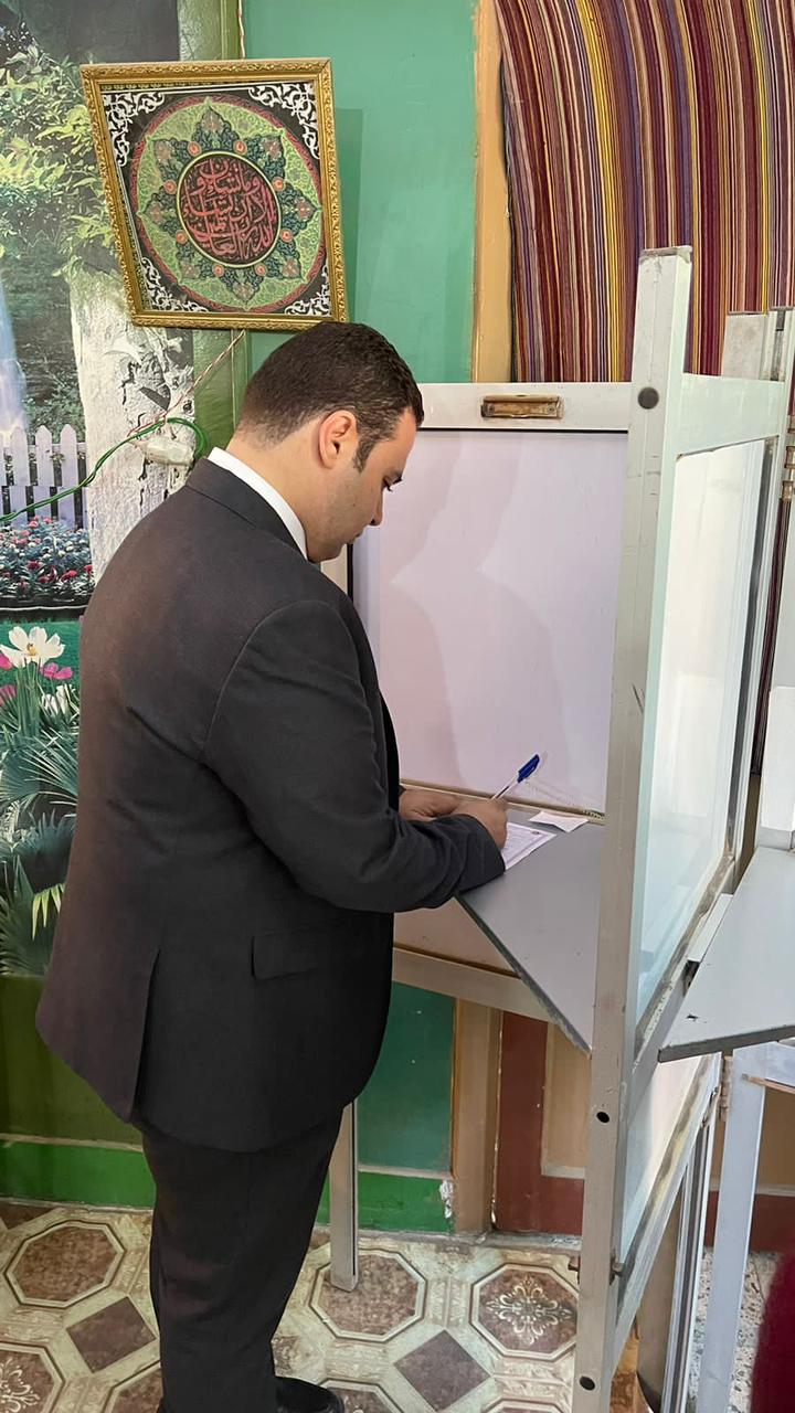 النائب عبد المنعم إمام رئيس حزب العدل يدلي بصوته في الانتخابات الرئاسية (1)