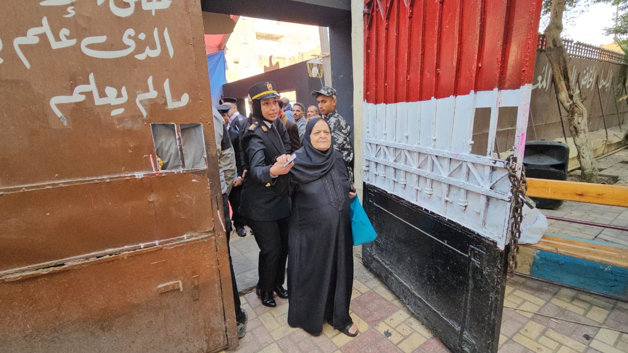 الشرطة تساعد كبار السن 