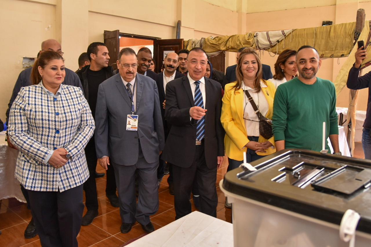 محافظ الإسكندرية وبعثة جامعة الدول العربية يتفقدون عددا من لجان الانتخابات الرئاسية (2)