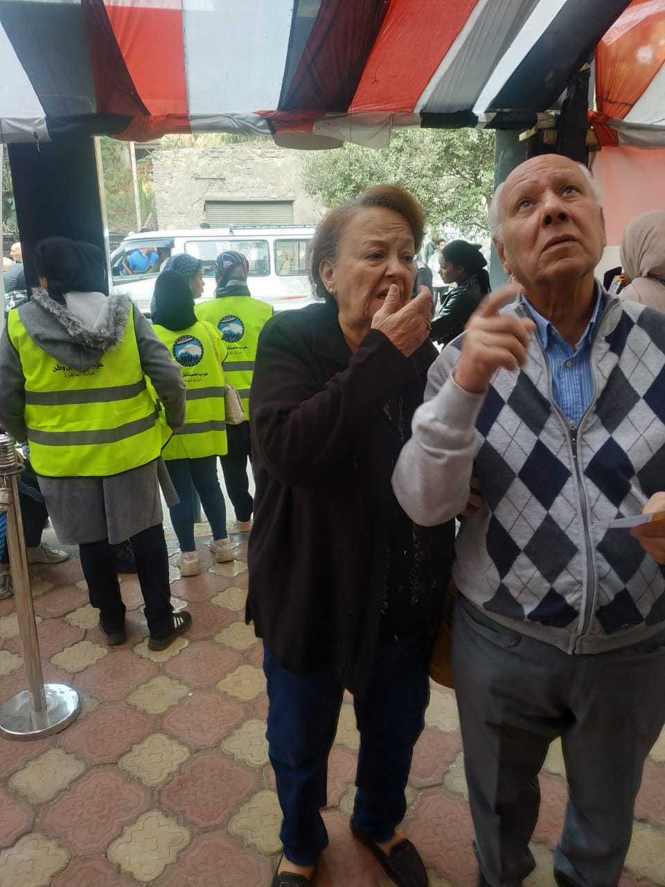 كبار السن خلال دخولهم لجنة التصويت