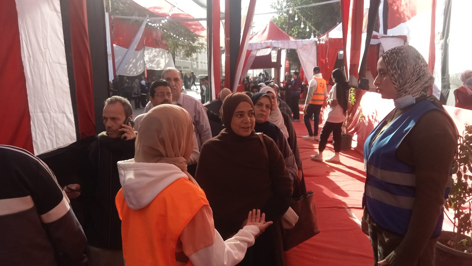 احتشاد الناخبين أمام اللجان (2)