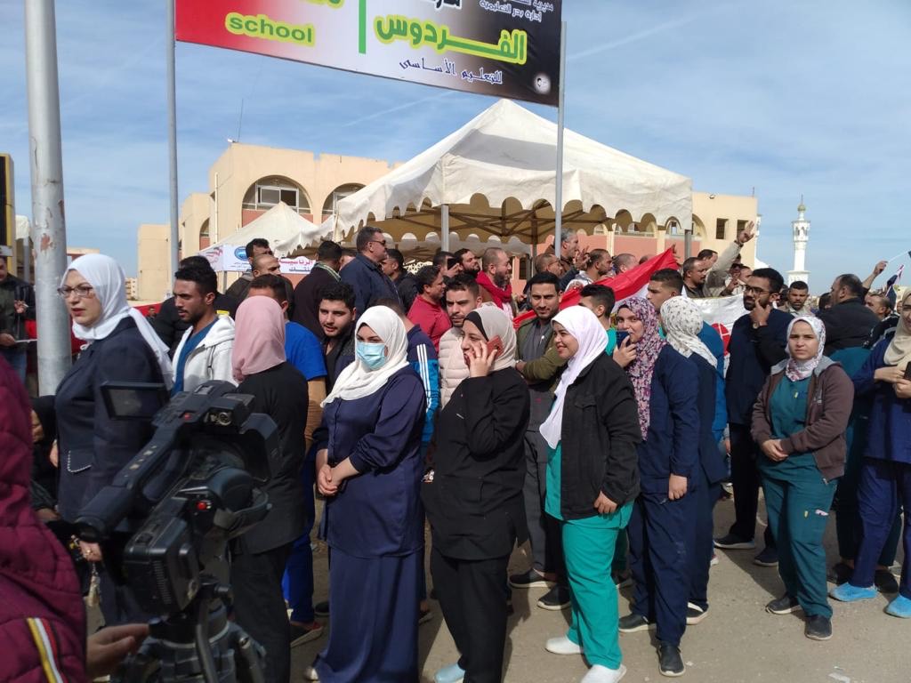 العاملون بمستشفى جامعة حلوان يشاركون فى الانتخابات الرئاسية 2024 (1)