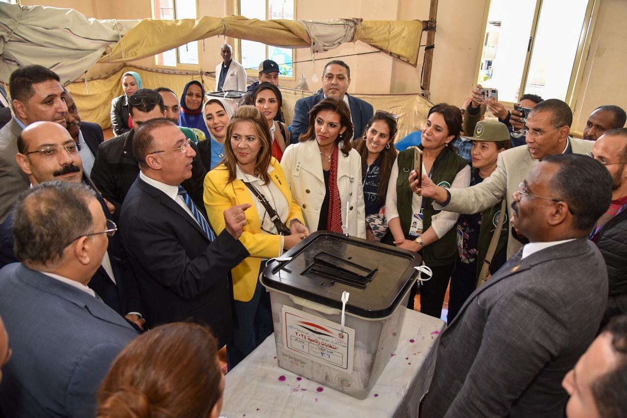 محافظ الإسكندرية وبعثة جامعة الدول العربية يتفقدون عددا من لجان الانتخابات الرئاسية (3)