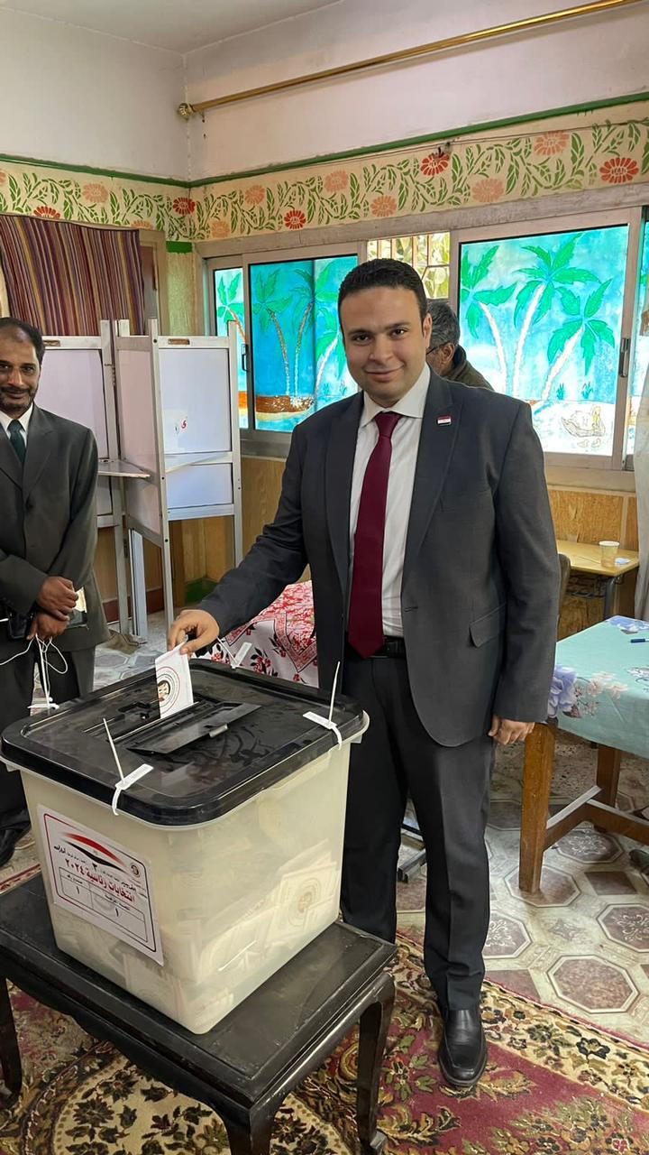 النائب عبد المنعم إمام رئيس حزب العدل يدلي بصوته في الانتخابات الرئاسية (4)