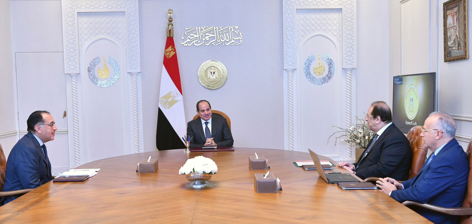 الرئيس السيسى يجتمع بمدبولى ورئيس المخابرات العامة ووزير الرى