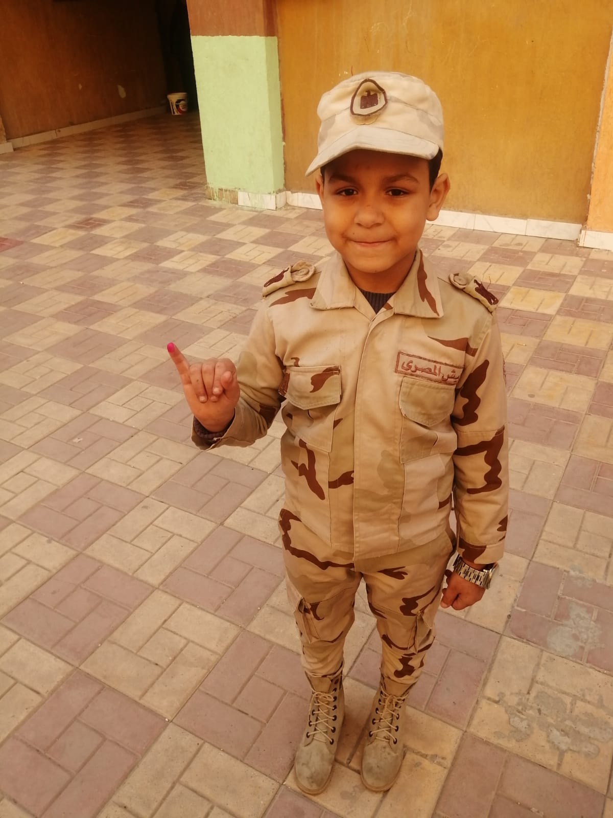 ياسين يرتدى بدلة عسكرية داخل لجنة الانتخابات