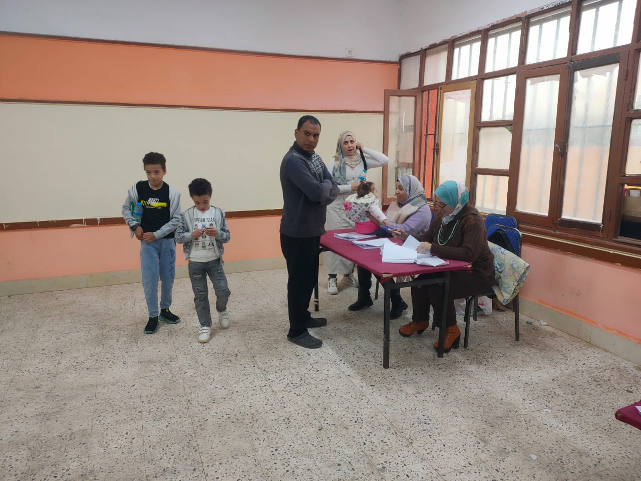 الأطفال يتوافدون الأطفال يتوافدون
