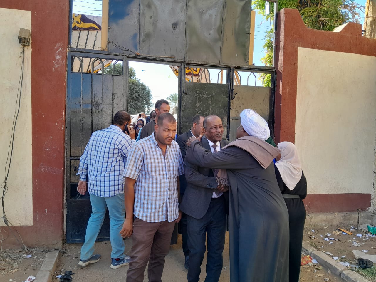 حماة الوطن بأسوان يساعد كبار السن وذوى الاحتياجات (4)