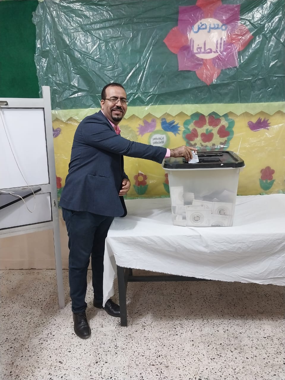 ألكاتب الصحفى احمد التايب يدلى بصوتة فى الانتخابات الرئاسية
