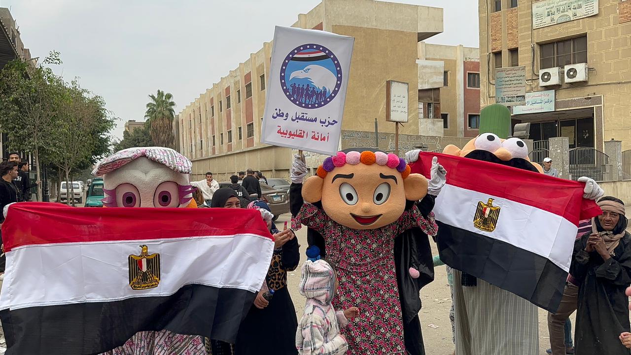 إحتفالات ورقص وأغانى وطنية أمام اللجان الانتخابية بشبرا الخيمة فى اليوم الثالث من الانتخابات (4)