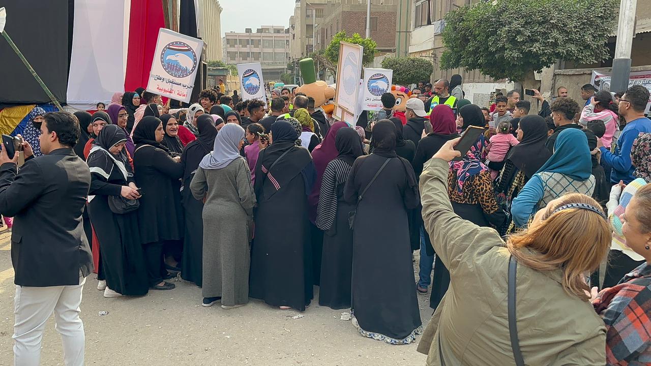 إحتفالات ورقص وأغانى وطنية أمام اللجان الانتخابية بشبرا الخيمة فى اليوم الثالث من الانتخابات (2)