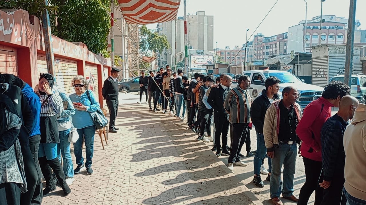 حشود من موظفي التأمين الصحى الشامل تتوجه للمقار الانتخابية ببورسعيد (3)