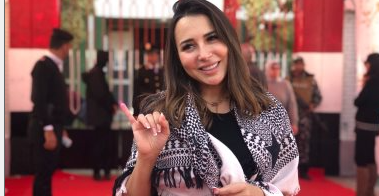 الفنانة ساندى ترتدى شال فلسطين