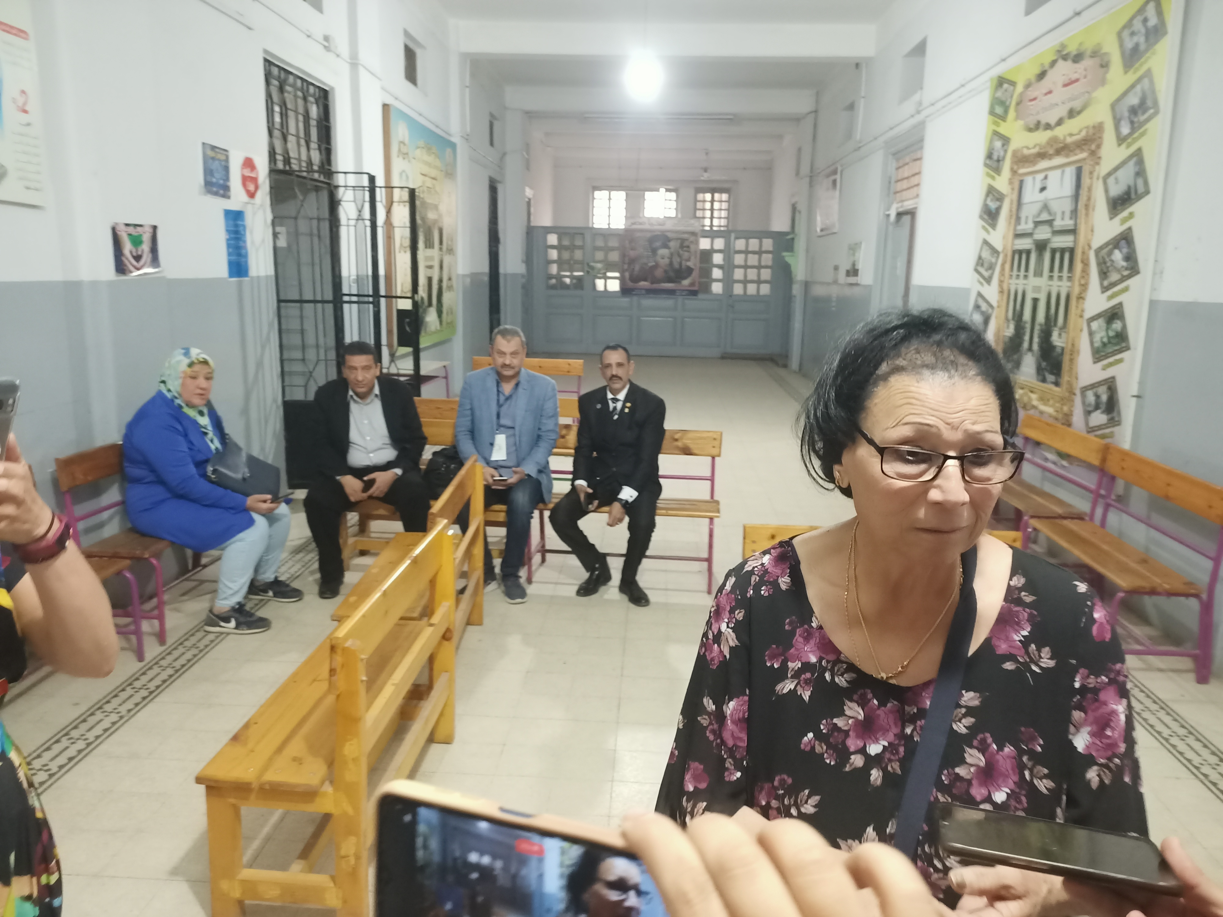 بعد خمسون عاما سيدة منوفية تصطحب نجلتها لزيارة مدرسة القديمة وتشيد بالعملية الانتخابية و (3)