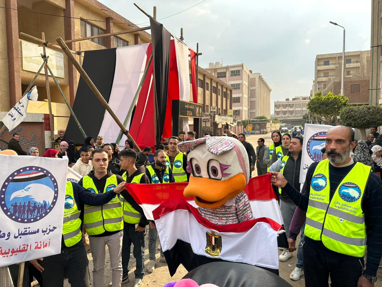 إحتفالات ورقص وأغانى وطنية أمام اللجان الانتخابية بشبرا الخيمة فى اليوم الثالث من الانتخابات (3)