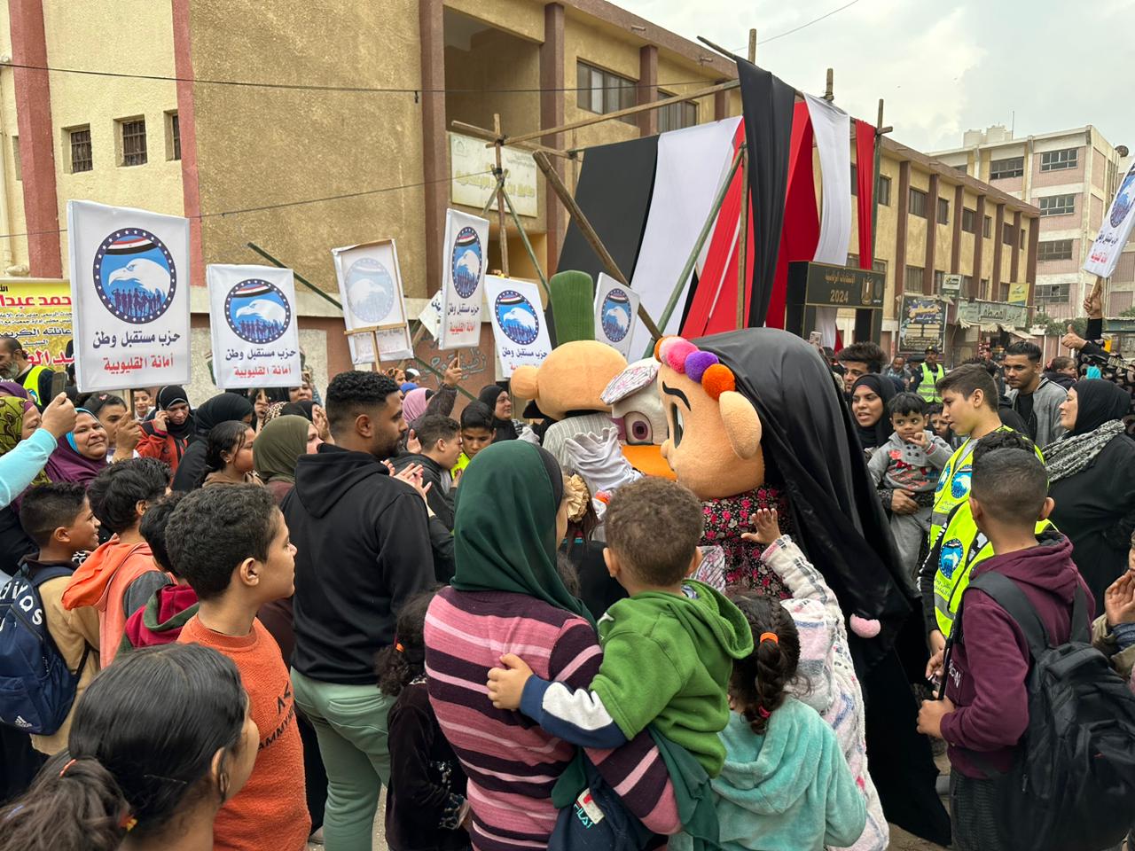 إحتفالات ورقص وأغانى وطنية أمام اللجان الانتخابية بشبرا الخيمة فى اليوم الثالث من الانتخابات (5)