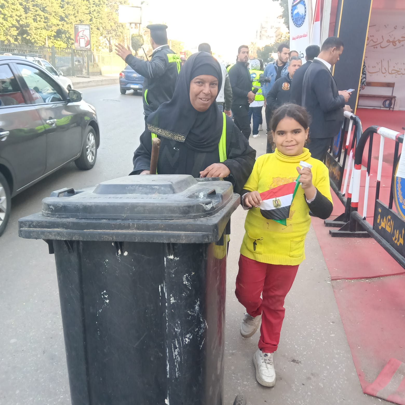 الطفلة ترافق والدتها فى رحلة عملها بسبب إجازة المدرسة الطفلة ترافق والدتها فى رحلة عملها بسبب إجازة المدرسة