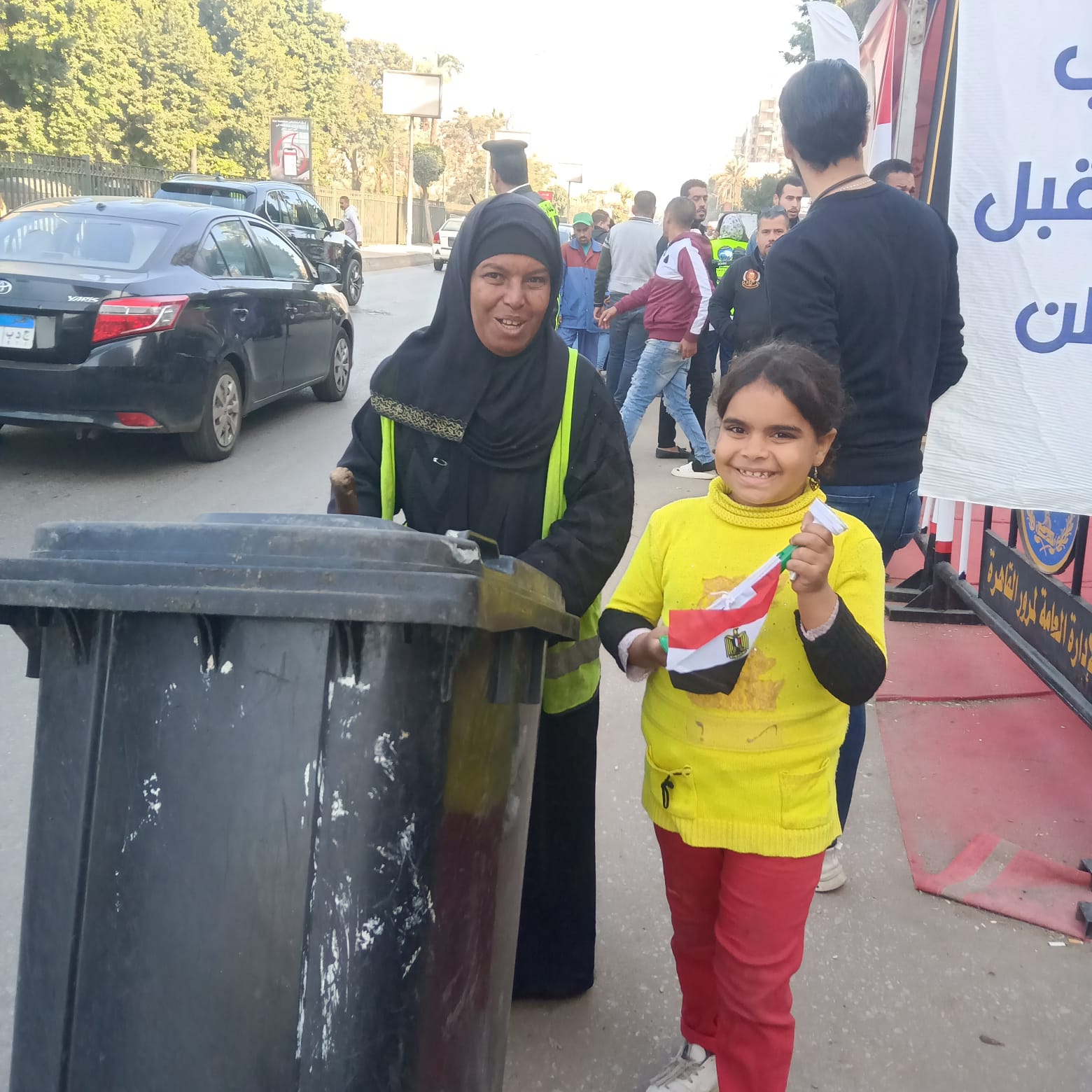أم شمس تصطحب ابنتها في رحلة عملها اليومية أم شمس تصطحب ابنتها في رحلة عملها اليومية
