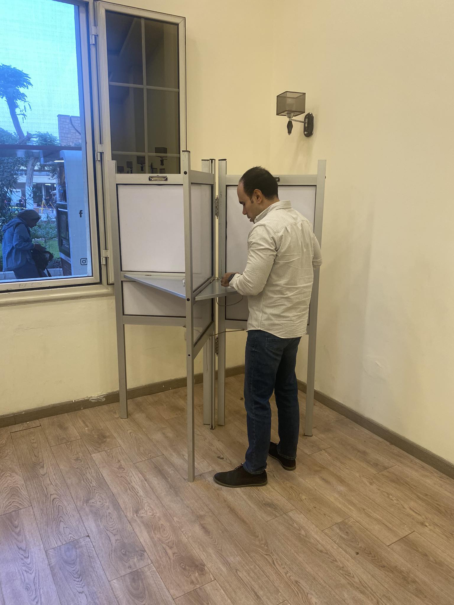 الصحفى ابراهيم احمد اثناء الادلاء بصوته فى الانتخابات الرئاسية