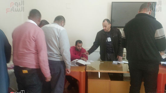 إقبال-للناخبين-على-لجنة-المغتربين-بنادى-المنيا-الرياضى..-صور-(6)