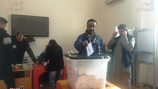 إقبال-للناخبين-على-لجنة-المغتربين-بنادى-المنيا-الرياضى..-صور-(4)