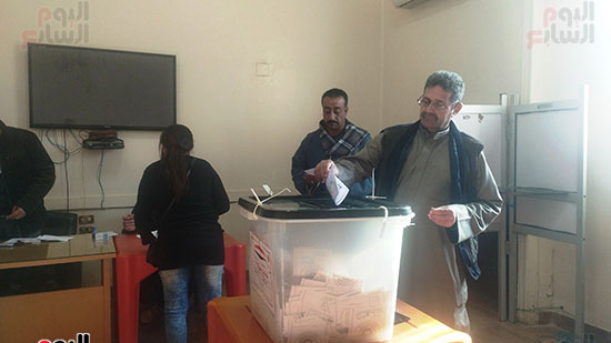 إقبال-للناخبين-على-لجنة-المغتربين-بنادى-المنيا-الرياضى..-صور-(2)