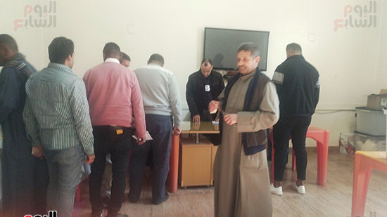 إقبال-للناخبين-على-لجنة-المغتربين-بنادى-المنيا-الرياضى..-صور-(7)