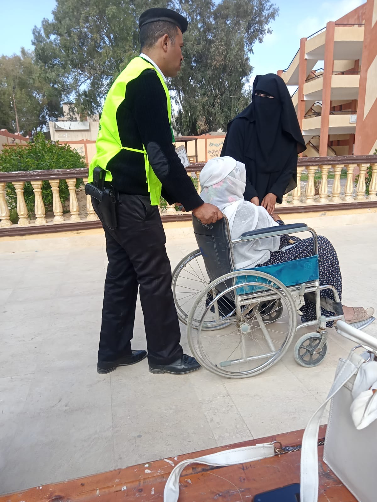 كبار السن والأمهات وذوي الاحتياجات الخاصة يشاركون في الانتخابات بشمال سيناء (3)