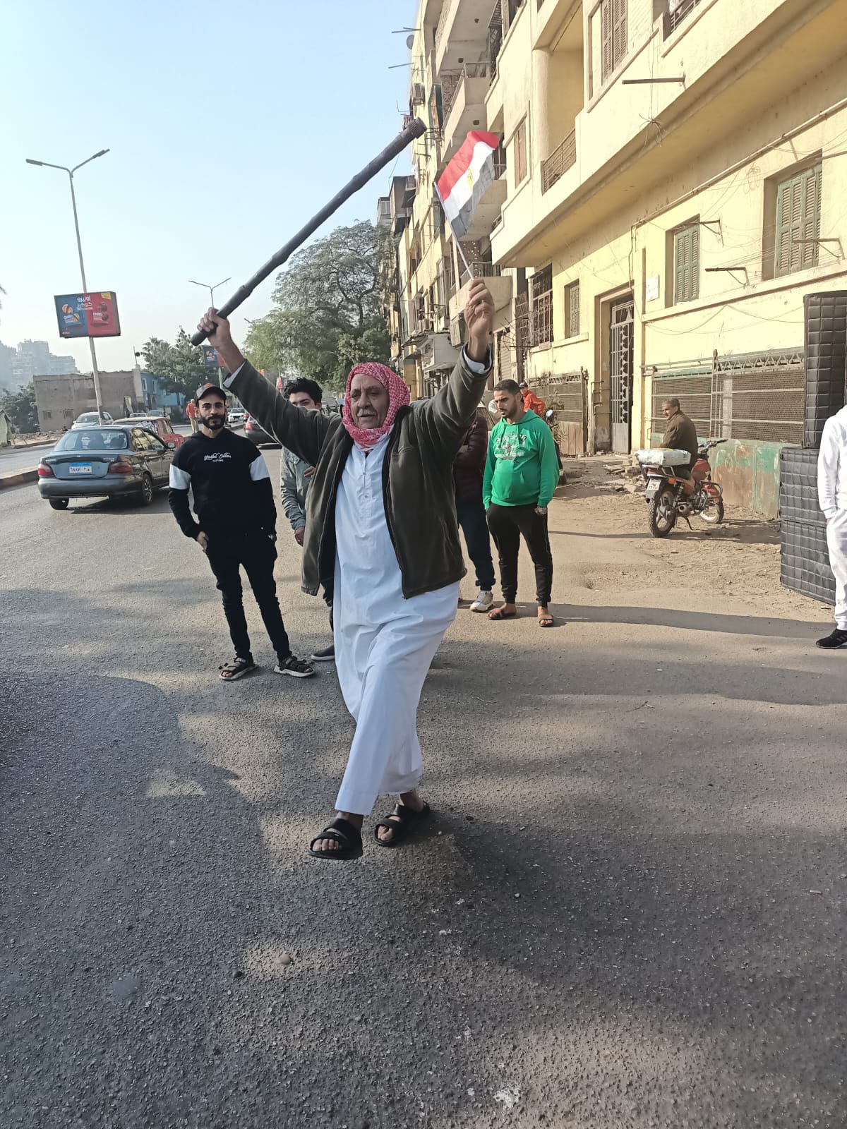 مسن يرقص أمام لجنة انتخابية (5)