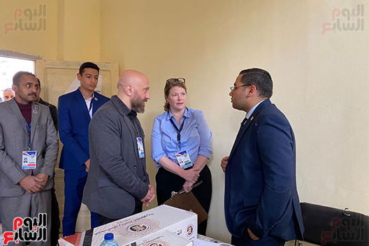 مبعوثة دبلوماسية أمريكية داخل إحدى لجان الجمالية