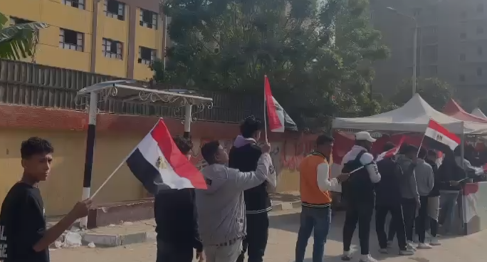 شباب حاملة علم مصر
