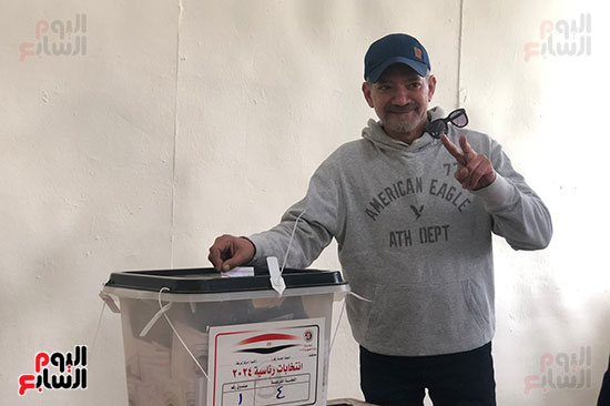 الفنان مجدى بدر يدلى بصوته فى الانتخابات الرئاسية بالتجمع الخامس (3)