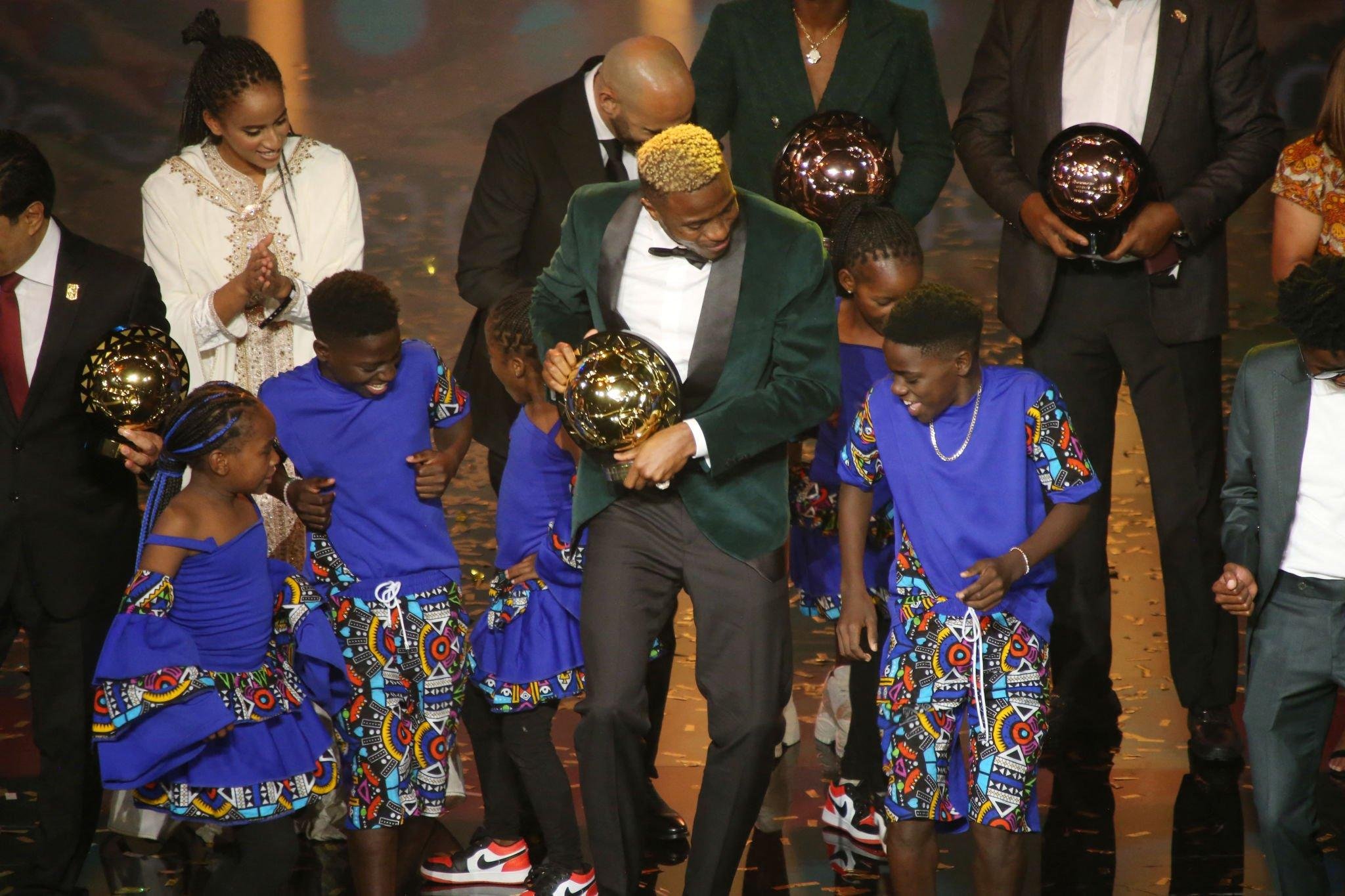 اوسيمين مع جائزة الافضل في افريقيا