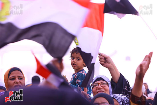 طفل بين أعلام مصر