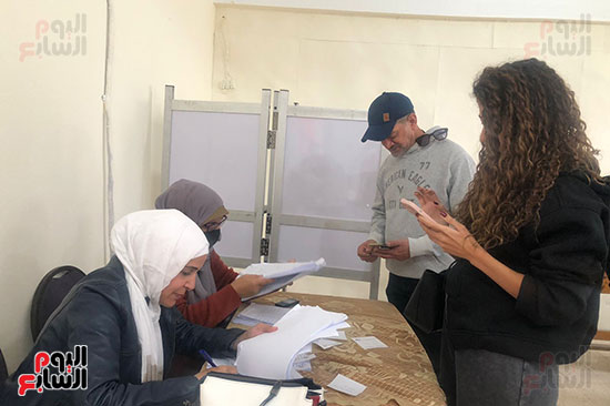 الفنان مجدى بدر يدلى بصوته فى الانتخابات الرئاسية بالتجمع الخامس (6)