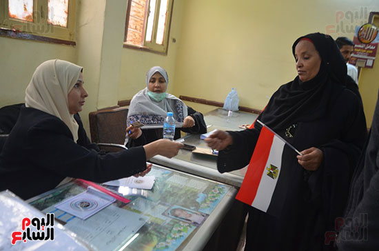 سيدة-خلال-التصويت-فى-لجنة-بعلم-مصر