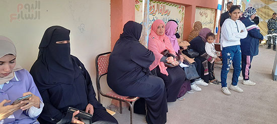 توافد-السيدات-على-اللجان-الانتخابية-لليوم-الثالث-فى-جنوب-سيناء-(2)