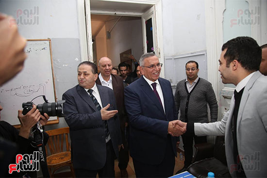 عبدالسند يمامة يتفقد إحدى لجان مصر الجديدة لمتابعة سير العملية الانتخابية (2)