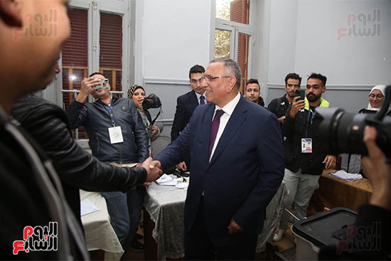 عبدالسند يمامة يتفقد إحدى لجان مصر الجديدة لمتابعة سير العملية الانتخابية (6)