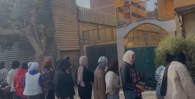 حشد أمام لجنة