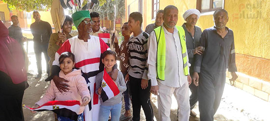 مواطن-يرتدى-علم-مصر-بالأقصر-ينشر-البهجة-حول-لجان-الانتخابات