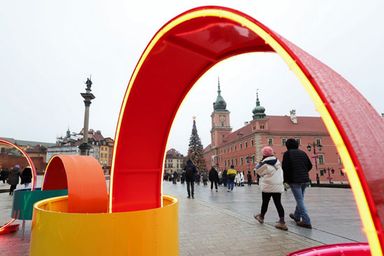 زينة عيد الميلاد مثبتة في ساحة القلعة في وارسو